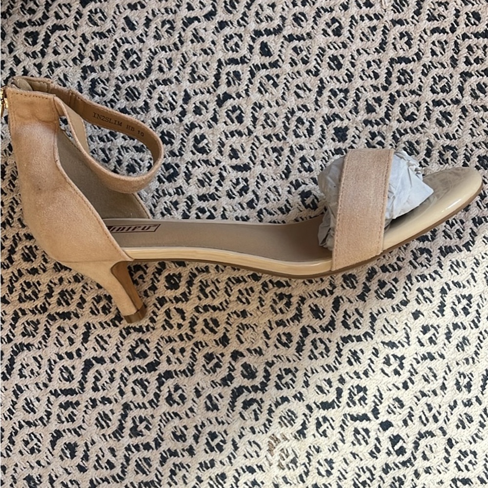 Women’s nude heels!!